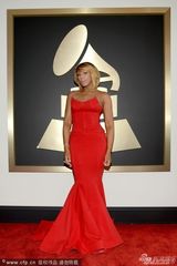 组图：歌手布拉克斯顿红裙艳丽 抹胸装性感