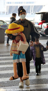 组图：柯震东戴口罩现身机场 抱大玩偶自拎行李