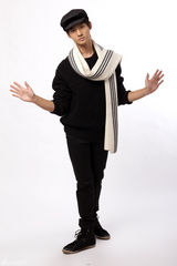 组图：赵文浩拍民国造型写真 化身鸭舌帽少年