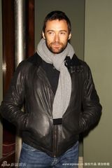 幻灯图集：休-杰克曼音乐剧上演 围巾加身保暖有型