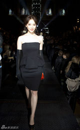 组图：陈数低胸黑裙性感亮相巴黎时装周