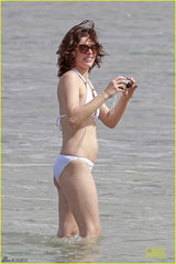 组图：米拉海边度假秀好身材 女儿埃弗娇俏可爱