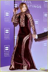 组图：洛佩兹镂空装亮相晚宴 挺翘臀美艳似人鱼