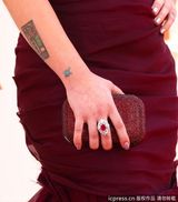 组图：凯莉-奥斯本大挤乳沟性感勾魂 险露点忙转身