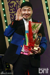 组图：EXO与Apink助阵颁奖礼 f(x)水晶捧奖