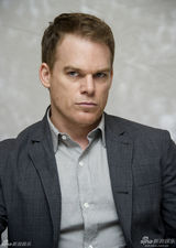 组图：丹尼尔为《杀死汝爱》拍写真 抿嘴卖萌