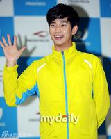 组图：韩国艺人金秀炫出席体育品牌签售活动