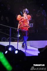 高清图：孙燕姿化身未来战士香港开唱 谢安琪做嘉宾