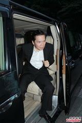 组图：应采儿剖腹诞男婴 谢天华等入院探望