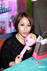 幻灯：萧亚轩签唱会热舞　与现场观众玩互动游戏