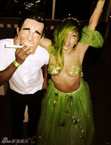 组图：LadyGaga化身绿精灵 裸上身办万圣节派对
