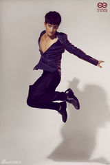 组图：至上励合张远真空上阵演绎神秘性感