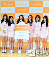 组图：韩团A pink粉色校服装亮相清新俏美