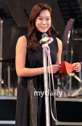 组图：Rain全度妍等出席颁奖礼 少女时代热舞表演