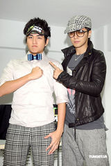 幻灯：黄靖伦专辑首周夺冠 罗志祥拿恐怖箱站台