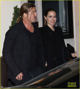 组图：皮特为茱莉庆生共进餐 全黑打扮恩爱牵手