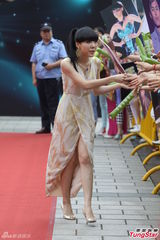 组图：吴莫愁助阵选秀 一改性感扮起小清新