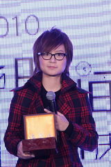 高清图：周笔畅办庆功会 改版造型流露女人味