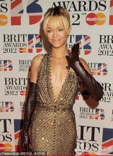 组图：第32届全英音乐奖 蕾哈娜深V露背秀美腿