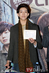 组图：韩团CNBLUE开签名会 郑容和金发引关注