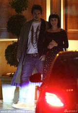 组图：水果姐与男友过情人节 手戴戒指疑似订婚