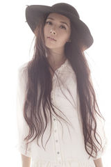 组图：郭碧婷空灵写真清新纯美 齐腰长发飘逸