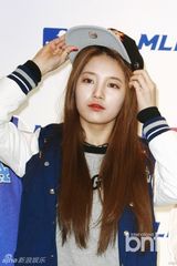 组图：missA运动装出席签名会变身棒球女孩