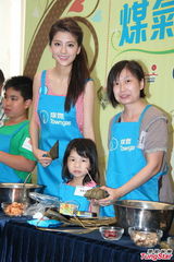 组图：吴千语出席活动性感着装秀厨艺