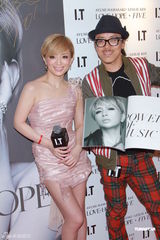 组图：滨崎步签写真集慈善义卖 绯闻男友默契相伴