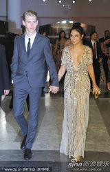 组图：玉女凡妮莎深V及腰 和小男友如胶似漆