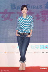 组图：Ella卖萌玩制服诱惑 贺军翔不逃避服役