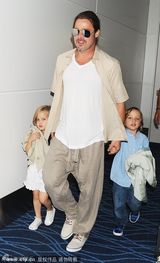 高清图：皮特牵儿女变超级奶爸 女儿抱毛毯羞涩