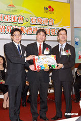 幻灯图：霍启刚张敬轩方力申做亚运会志愿者