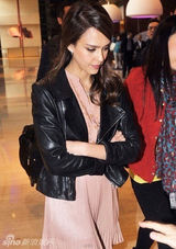 组图：杰西卡-阿尔芭现身韩国 机车夹克搭纱裙