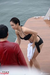 组图：《法网嚣雄》探班 王君馨比基尼上演出浴记