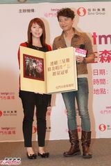 组图：李克勤签唱会千人捧场 成证婚人主持小婚礼