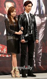 组图：申恩庆宣传《欲望的火花》 主演偏爱黑白配