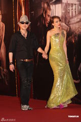 高清图：舒淇发型复古长裙性感 黄秋生装扮新潮