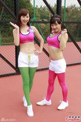 组图：高海宁背心热裤秀蛮腰 泰臣反串扮女人