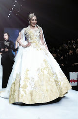 组图：钟丽缇华贵婚纱走秀 李菲儿周楚楚现身