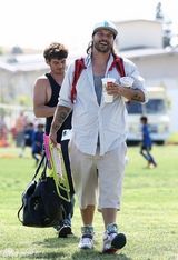 组图：布兰妮爱子阳光魅力 玩鬼脸与妹子齐卖萌