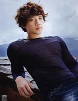 组图：Rain变身阿尔卑斯少年 悠闲享受蓝天白云