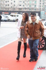 组图：林保怡新片开机 皮衣抢眼大佬范