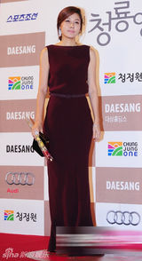 组图：金荷娜枣红长裙亮相 气质出众显名媛风范