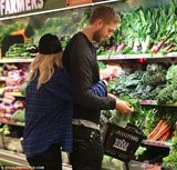 组图：瑞塔奥拉另类服装吸睛 与男友分别忙献吻