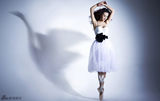 高清组图：爱戴化身忧伤天鹅 裙角飞扬气质逼人