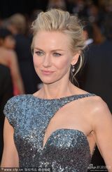 组图：娜奥米-沃茨银色战衣闪耀红毯