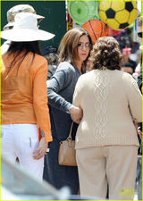 组图：安妮斯顿素颜赶拍新片 大妈身材秒变路人