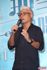 组图：巫启贤曝演出曾招小混混闹场 惨遭砸鸡蛋