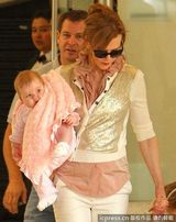 组图：妮可-基德曼全家出行乐融融 小女儿首露面